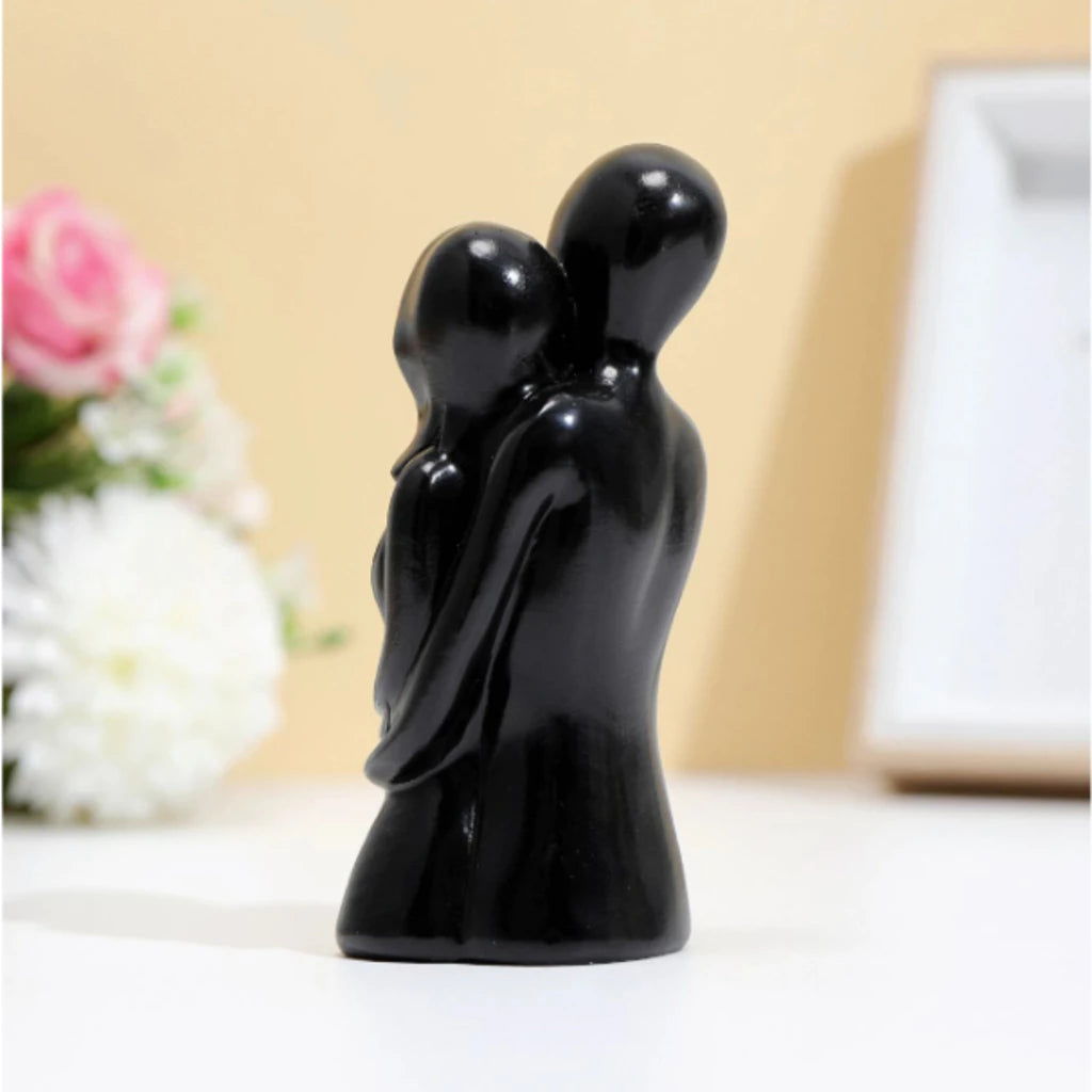 Escultura Casal Abraçados em Gesso - Home Premium Brasil